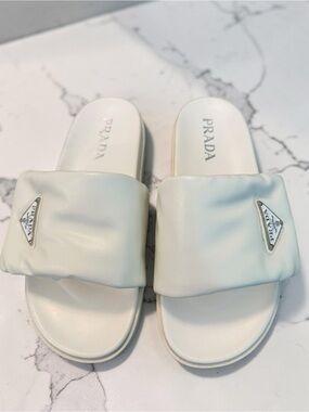 NWB Source Unknown White Padded Slide Sandals with Triangle Logo